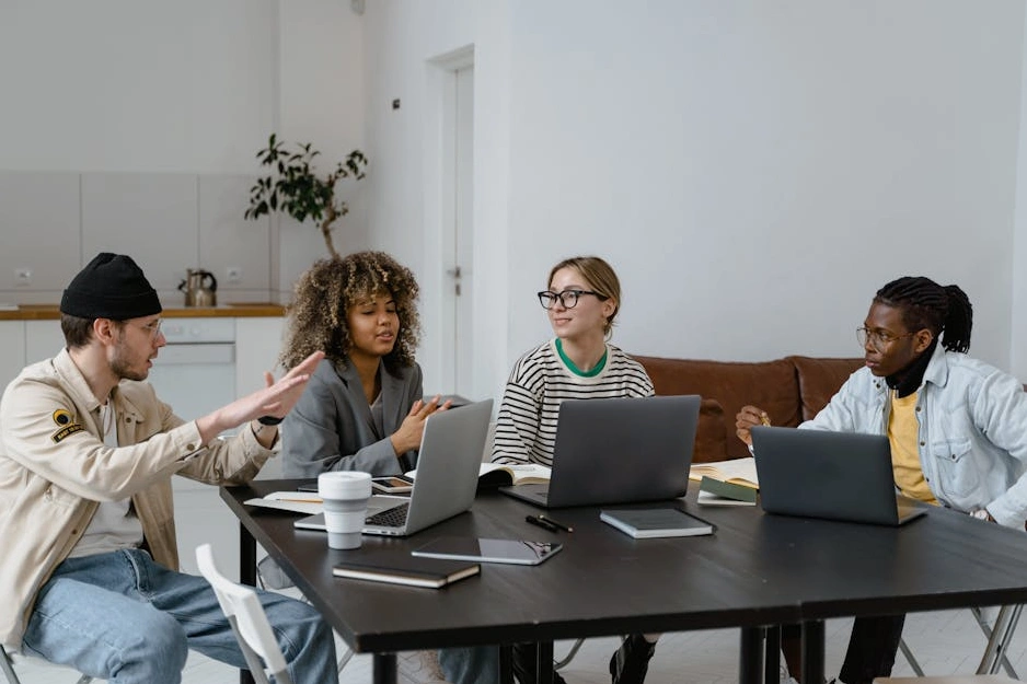 Team diversificato di professionisti del marketing che collabora in un ufficio moderno.